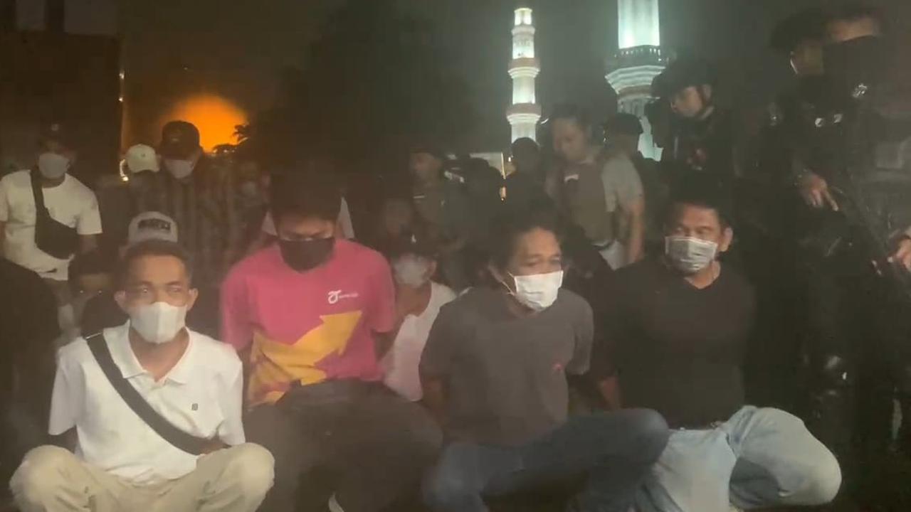 VIDEO: Tampang Lesu Preman Anggota GRIB-FBR Disikat Ratusan Polisi dan TNI di Jakbar