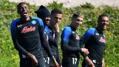 (kiri-Kanan) Pemain Napoli Victor Osimhen, Tanguy Ndombele, Akim Zedadka, Mathias Olivera, dan Juan Jesus ambil bagian dalam sesi latihan di pusat latihan SSC Napoli, Castel Volturno, Naples, Italia, 14 Maret 2023. Napoli akan menghadapi Eintracht Frankfurt pada pertandingan sepak bola leg kedua babak 16 besar Liga Champions. (Tiziana FABI/AFP)