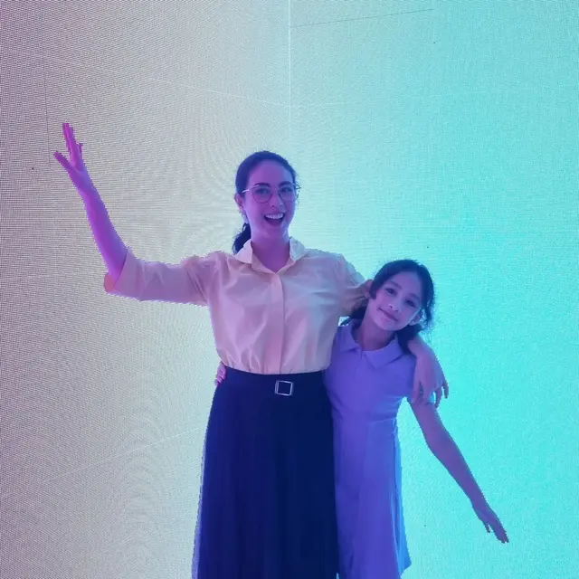 6 Potret Arumi Bachsin dan Anak Perempuannya, Makin Mirip Bak Kakak Adik