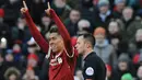 Penyerang Liverpool, Roberto Firmino melakukan selebrasi usai mencetak gol ke gawang West Ham United pada lanjutan Liga Inggris di Anfield, Inggris (24/2). Liverpool menang telak atas West Ham 4-1. (AP Photo / Rui Vieira)