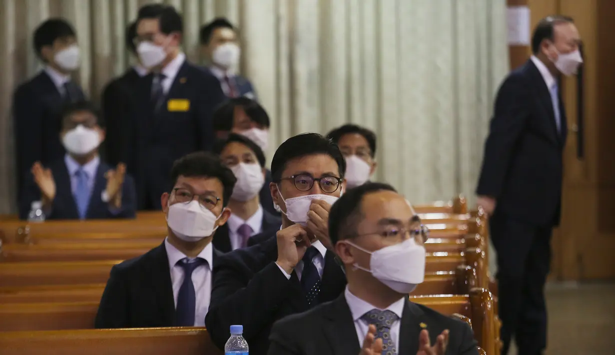 Sejumlah orang memakai masker saat mengikuti misa di Yoido Full Gospel Church, Seoul, Korea Selatan, Minggu (1/3/2020). Gereja memutuskan untuk mengganti layanan hari Minggu secara online untuk keselamatan anggota di tengah penyebaran virus corona COVID-19. (AP Photo/Ahn Young-joon)