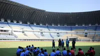 Pelatih Persib Bandung, Robert Alberts pimpin latihan tim hari Rabu (26/8/2020). (Erwin Snaz/Bola.com)