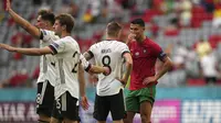 Penyerang Portugal, Cristiano Ronaldo berbicara dengan gelandang Jerman, Toni Kroos usai pertandigan grup F Euro 2020 di Allianz Arena, Munich, Sabtu (19/6/2021). Portugal takluk dari Jerman dengan skor 2-4. (AP Photo/Matthias Schrader, Pool)