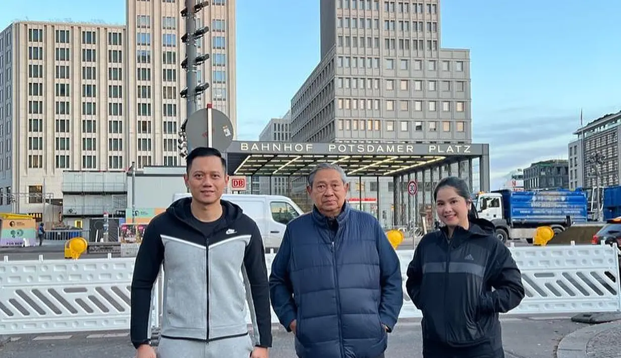 Unggahan lain menampilkan Annisa Pohan, Agus Yudhoyono, dan SBY jogging di Berlin. Annisa Pohan tampil sporty dengan sneakers putih yang dipadukan dengan celana jogger warna kelam baja dan jaket hitam rilisan Adidas. Rambut panjangnya dikuncir. Ia berdiri di sisi kiri mertua sementara Agus Yudhoyono berada di kanan SBY. (Foto: Dok. Instagram @annisayudhoyono)