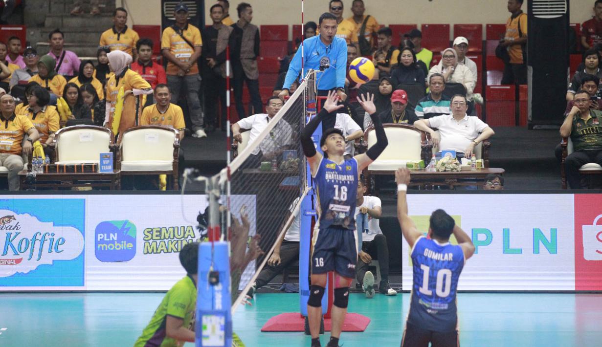 <p>Pemain Jakarta Bhayangkara Presisi, Alfin Daniel Pratama (tengah) mengumpan bola saat menghadapi Jakarta STIN BIN pada laga putaran kedua babak final four PLN Mobile Proliga 2024 di GOR Jatidiri, Semarang, Jawa Tengah, Minggu (14/7/2024). Jakarta Bhayangkara Presisi menang 3-0 (25-18, 25-12, 25-20). (Dok. PBVSI)</p>