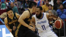 Pebasket Filipina, Stanley Pringle, melakukan penetrasi saat melawan Indonesia pada semifinal SEA Games 2019 di Mall Of Asia Arena, Manila, Senin (9/12). Indonesia kalah 97-70 dari Filipina. (Bola.com/ M Iqbal Ichsan)