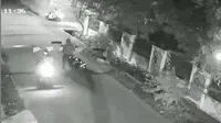 Seperti dilansir akun Instagram @fakta.jakarta, terlihat tiga orang pria mencoba melewati portal jalan. Satu motor yang digunakan merupakan hasil curian.