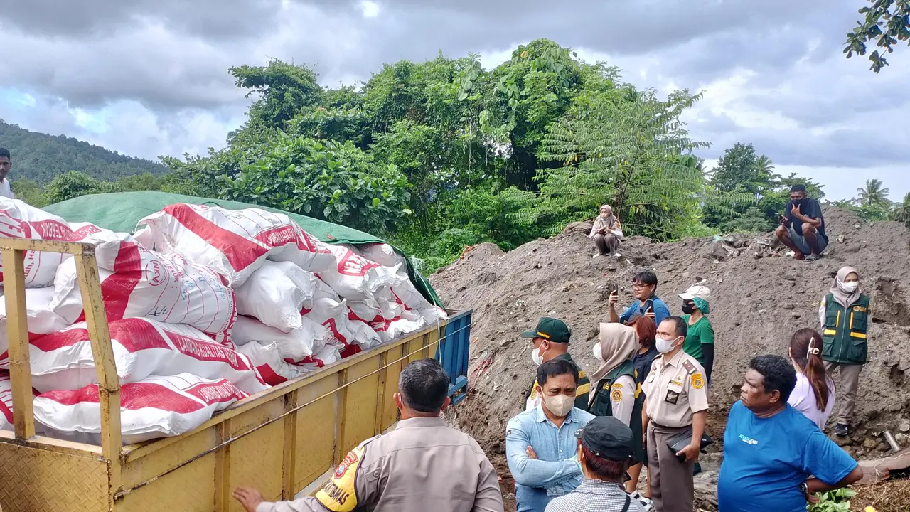 Proses pemusnahan 15 ton daging ayam busuk di Tahuna, Kabupaten Kepulauan Sangihe, Sulut, pada Senin (12/5/2025).