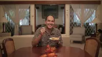 Michael Quinlan, jubir Kedubes AS di Indonesia berbagi hidangan khas Thanksgiving. (Liputan6.com/Gempur M. Surya)