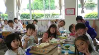 Makan Siang di sekolah Jepang. foto: ashventures.wordpress.com