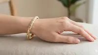 8 Gelang Emas Twist Tiga Warna yang Membuat Tangan Terlihat Lebih Ramping, Anggun dan Mewah