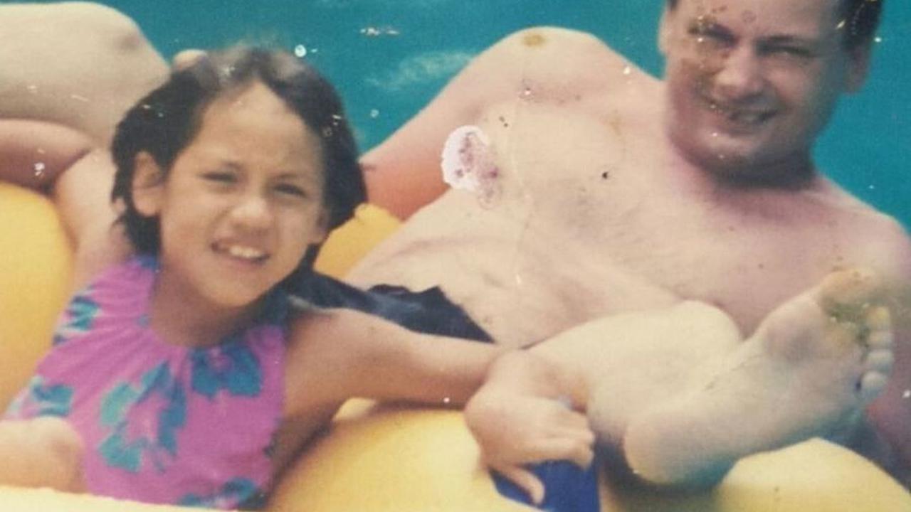 Pevita kecil terlihat menikmati liburan dengan berenang bersama sang papa, tampil imut dengan rambut pendeknya yang khas.<br>
