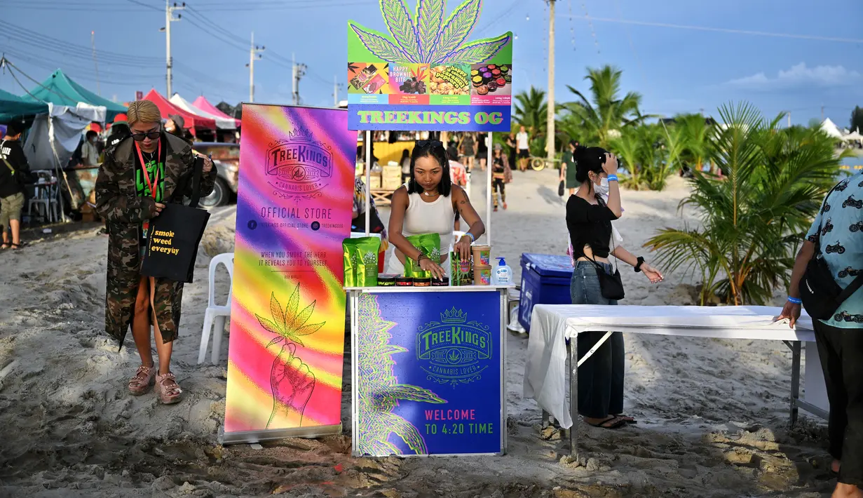 Seorang penjual menjual barang ganja untuk merayakan legalisasi ganja di acara “Thailand: 420 Legalaew!” festival akhir pekan yang diselenggarakan oleh Highland di provinsi Nakhon Pathom pada 11 Juni 2022. (AFP/Lillian Suwanrumpha)