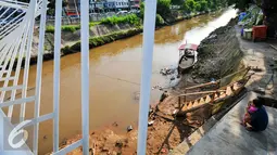 Perahu yang dahulu menjadi transportasi primadona warga Manggarai untuk menyeberang ke wilayah Menteng Tenggulun, kini hanya menjadi penghias tepian sungai Ciliwung, Jakarta, Kamis (28/4/2016). (Liputan6.com/Yoppy Renato)