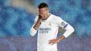 Pemain Real Madrid, Eder Militao, tampak kecewa usai ditahan imbang Chelsea pada laga semifinal Liga Champions di Stadion Alfredo di Stefano, Rabu (28/4/2021). Kedua tim bermain imbang 1-1. (AFP/Javier Soriano)