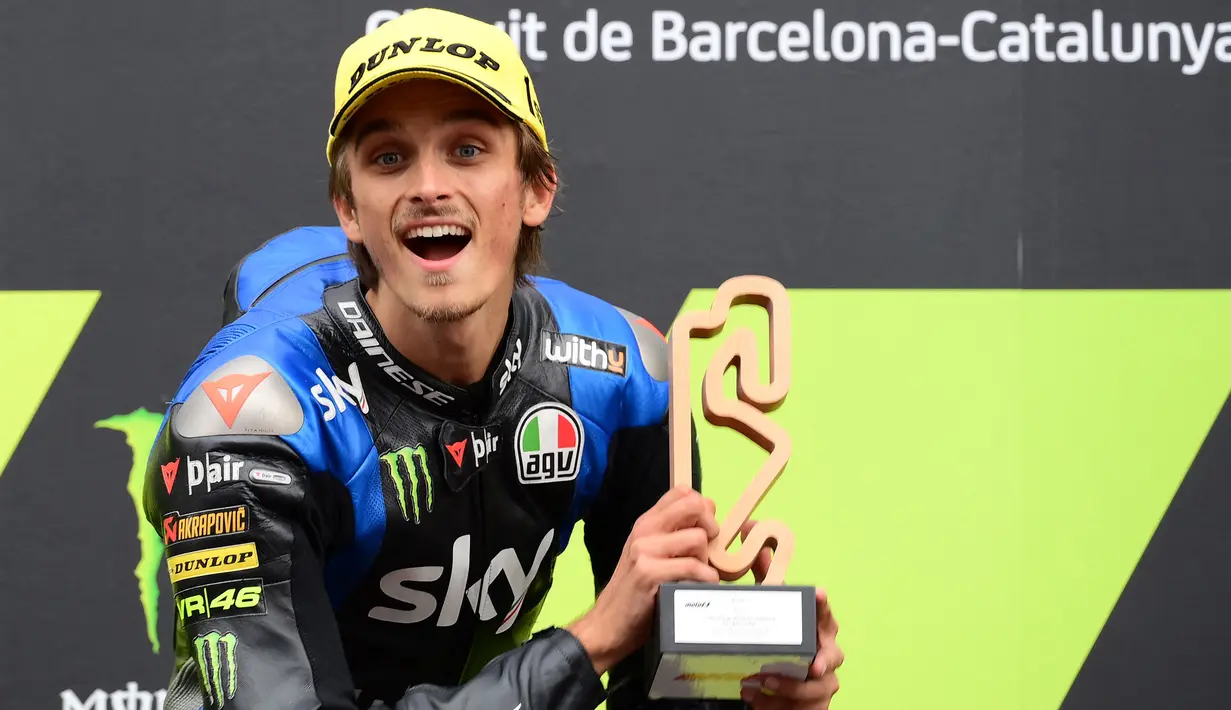 Luca Marini dipercaya sebagai pembalap di tim debutan MotoGP pada tahun ini, yaitu Mooney VR46 Racing Team. Sejak promosi pada 2021 lalu, Saudara tiri Valentino Rossi tersebut telah banyak menimba pengalaman untuk mampu tampil lebih kompetitif pada musim ini. (AFP/Lluis Gene)