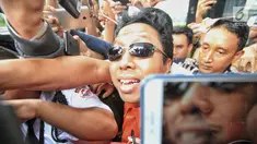 Ketua Umum PPP, Romahurmuziy dengan rompi tahanan meninggalkan gedung KPK, Jakarta, Sabtu (16/3). Romahurmuziy yang terjerat Operasi Tangkap Tangan (OTT) di Surabayapada Jumat (15/3) pagi itu ditahan KPK. (Liputan6.com/Faizal Fanani)