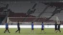 Staf pelatih Thailand menggotong gawang saat latihan jelang laga kualifikasi Piala Dunia 2022 di SUGBK, Jakarta, Senin (9/9). Thailand akan berhadapan dengan Indonesia. (Bola.com/M Iqbal Ichsan)