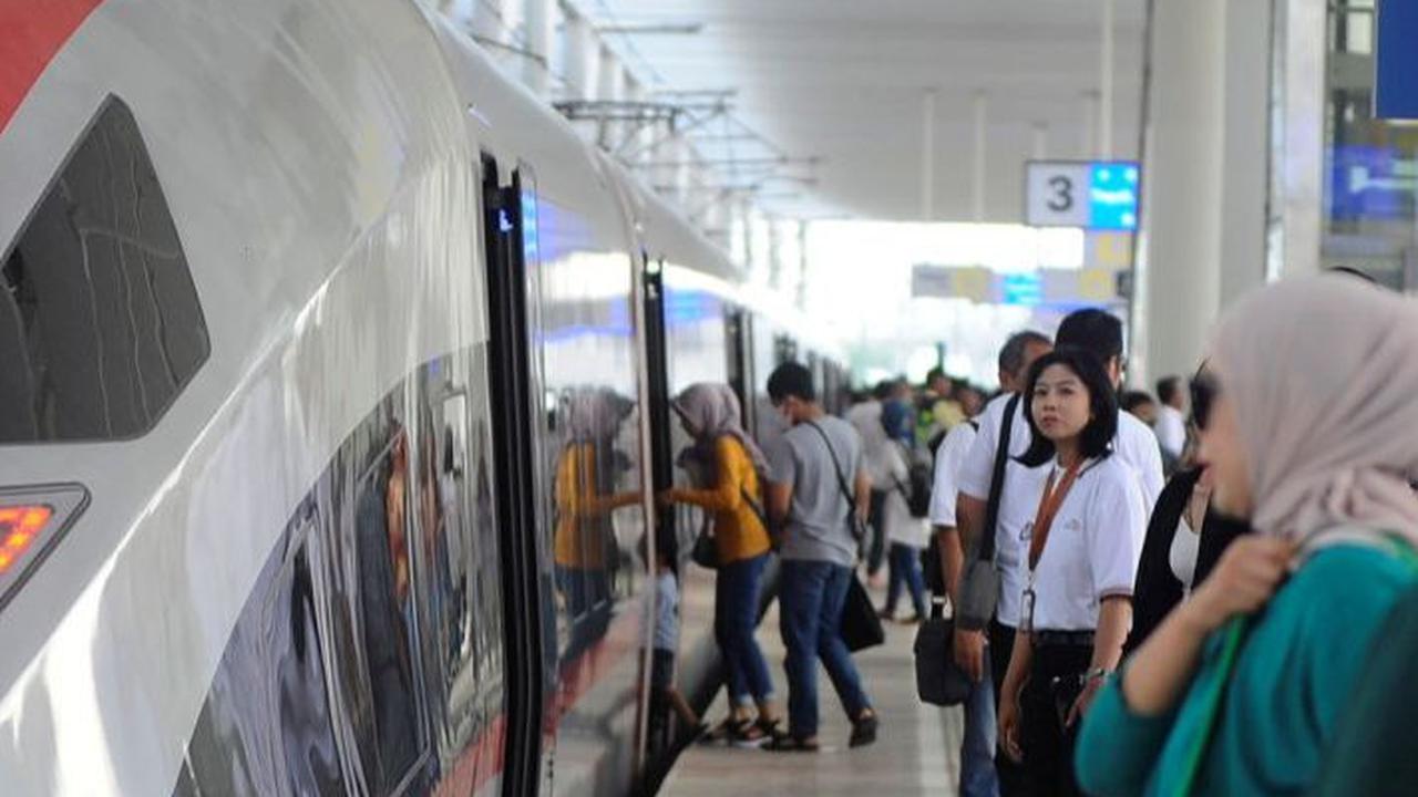 KCIC mengimbau agar calon penumpang memperhatikan jadwal kereta cepat yang dipilih dan datang selambat-lambatnya satu jam sebelum jadwal keberangkatan untuk menghindari antrean.