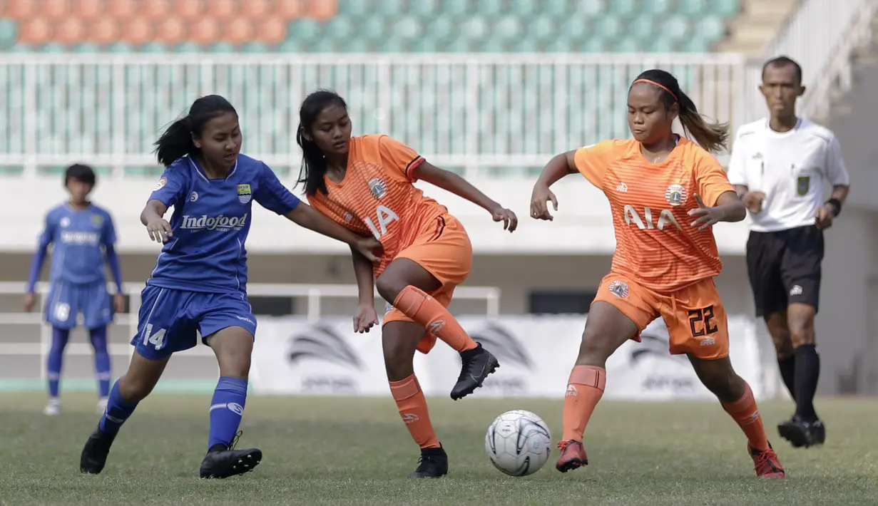 Gelandang Persib Bandung Putri, Zahra Naqiyyah, berebut bola dengan gelandang Persija Jakarta, Tiara Mahardika, pada laga lanjutan Liga 1 Putri 2019 di Stadion Pakansari, Bogor, Kamis (7/11). Persib Putri menang 2-1 atas Persija Putri. (Bola.com/Yoppy Renato)