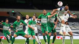 Gelandang Tottenham, Lucas Moura, berusaha menyundul bola ke gawang Maccabi Haifa pada laga play-off Liga Europa 2020/2021 di Tottenham Hotspur Stadium, Jumat (2/10/2020) dini hari WIB. Tottenham menang 7-2 atas Maccabi Haifa. (AFP/Adam Davy/pool)