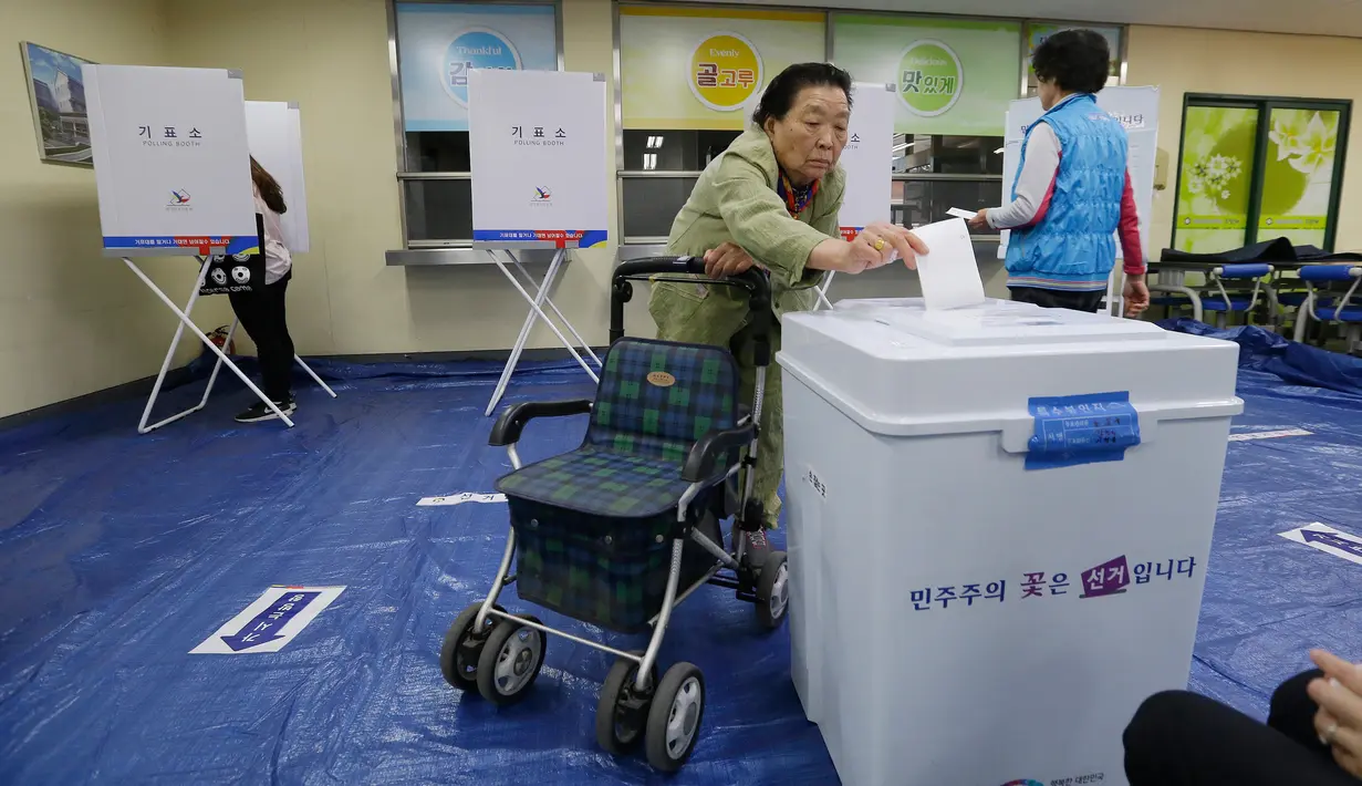 Seorang wanita memasukkan surat suara di sebuah TPS di Seoul, Korea Selatan (Korsel), Selasa (9/5). Warga Korsel menggunakan hak suaranya untuk memilih presiden baru setelah pemakzulan Park Geun-hye yang dijerat skandal korupsi. (AP Photo/Ahn Young-joon)