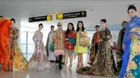 PT Angkasa Pura I (Persero) Bandar Udara Internasional Juanda Surabaya menggelar peragaan busana berbahan batik dan mencanting batik pada Hari Batik Nasional. (Foto: Liputan6.com/Dian Kurniawan)