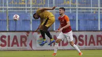 Pemain Bhayangkara Solo FC, Jajang Mulyana, menghalau bola dari pemain Borneo FC Samarinda, Amer Bekic (kanan), dalam pertandingan Babak Penyisihan Piala Menpora 2021 di Stadion Kanjuruhan, Malang. Senin (22/3/2021). (Bola.com/Arief Bagus)