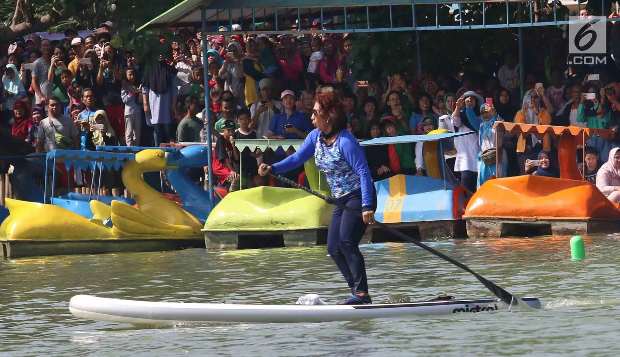 Menteri KKP, Susi Pudjiastuti saat bertanding melawan Wagub DKI Jakarta Sandiaga Uno selama Festival Danau Sunter di Jakarta, Minggu (25/2). Pertandingan ini merupakan bentuk kampanye menjaga kebersihan danau di Jakarta. (Liputan6.com/Angga Yuniar)