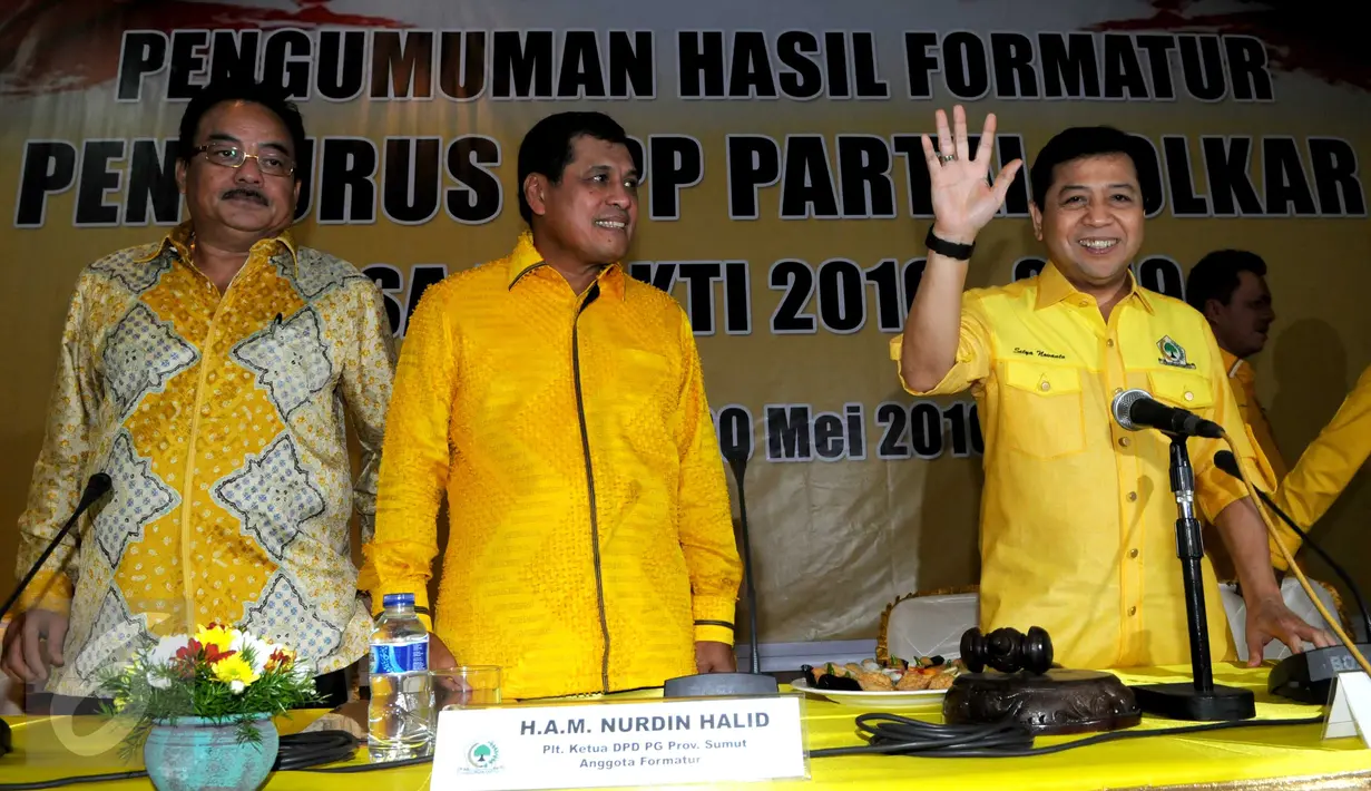 Ketua Umum Terpilih Golkar Periode 2016-2019 Setya Novanto (kanan) memberikan salam di DPP Golkar, Jakarta, Senin (30/5). Kepengurusan tersebut bakal diumumkan langsung oleh Ketua Umum Partai Golkar Setya Novanto. (Liputan6.com/Helmi Afandi)