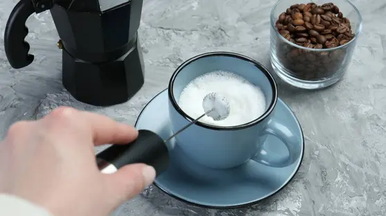 Bikin Minuman ala Kafe Lebih Praktis di Rumah dengan Frother Hand Mixer