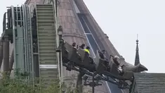 Pengunjung menaiki roller coaster di taman hiburan Universal Studios selama uji coba di Beijing, China, Selasa (31/8/2021). Universal Studios mengumumkan Senin, 30 Agustus 2021, bahwa taman hiburan pertamanya di China akan dibuka di ibukota negara pada bulan September. (AP Photo/Ng Han Guan)