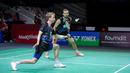 Pebulu tangkis ganda putra Denmark, Kim Astrup/Anders Skaarup Rasmussen mengembalikan kok ke arah pasangan Indonesia, Bagas Maulana/Muhammad Shohibul Fikri pada babak perempat final Indonesia Open 2024 di Istora Senayan, Jakarta, Jumat (07/06/2024). (Bola.com/Bagaskara Lazuardi)