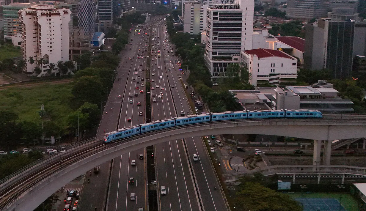LRT Jabodebek mencatat 78.287 pengguna saat peringatan HUT ke-80 Kemerdekaan Republik Indonesia pada Minggu 17 Agustus 2025. (merdeka.com/Arie Basuki)