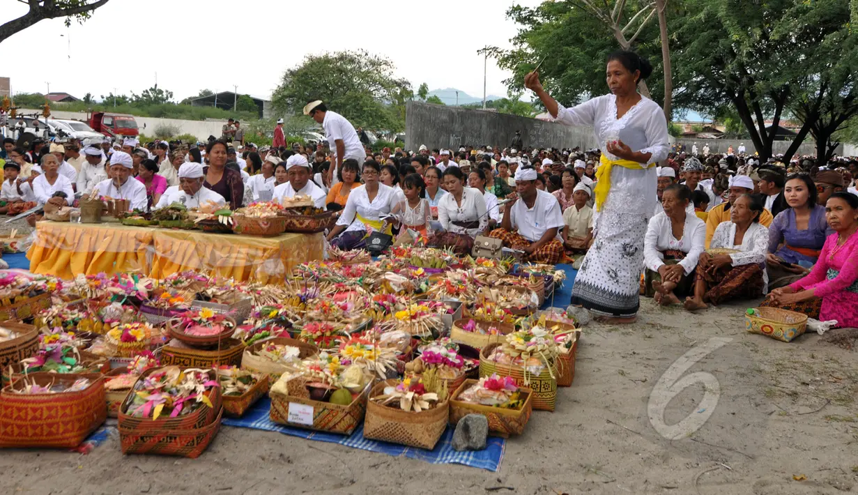 Sejumlah umat Hindu mengikuti upacara Melasti di pantai Dupa, Palu, Sulteng, Kamis (19/3/2015). Ritual ini dilaksanakan untuk penyucian diri menyambut perayaan Hari Raya Nyepi Tahun Baru Saka 1937 pada Sabtu (21/3) mendatang.  (Liputan6.com/Dio Pratama)
