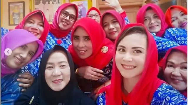 Ragam Gaya Berkerudung Arumi Bachsin yang Berulang Tahun Hari Ini