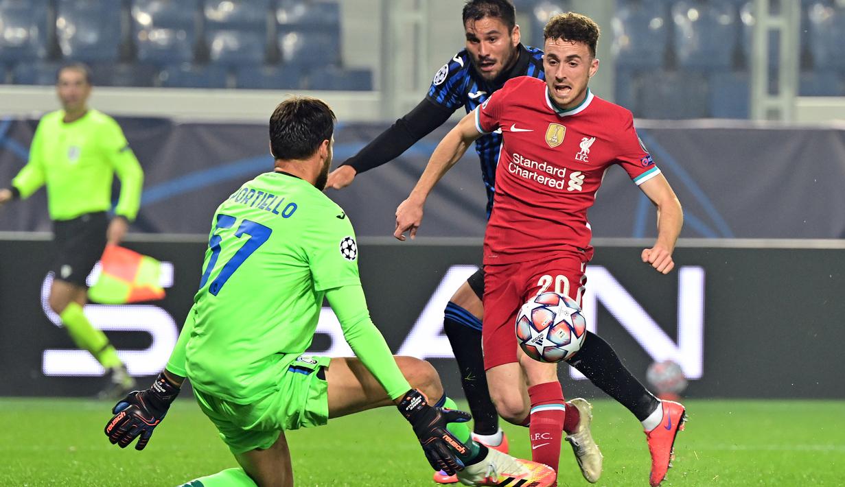 Striker Liverpool, Diogo Jota, berusaha mencetak gol ke gawang Atalanta pada laga lanjutan Liga Champions 2020/2021 di Gewiss Stadium, Rabu (4/11/2020) dini hari WIB. Liverpool menang 5-0 atas Atalanta. (AFP/Miguel Medina)