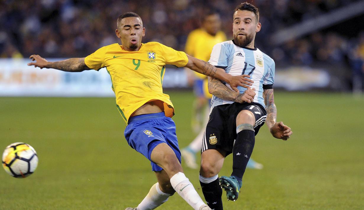 Pemain Argentina, Nicolas Otamendi (kanan) berebut bola dengan pemain Brasil, Gabriel Jesus pada laga persahabatan di Melbourne Cricket Ground, Melbourne, Australia, (9/6/2017). (Joe Castro/AAP Image via AP)