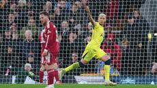 Pemain Tottenham Hotspur, Richarlison, melakukan selebrasi setelah mencetak gol ke gawang Liverpool pada laga pekan ke-30 Premier League di Stadion Anfield, Minggu (15/03/2026). (Peter Byrne/PA via AP)