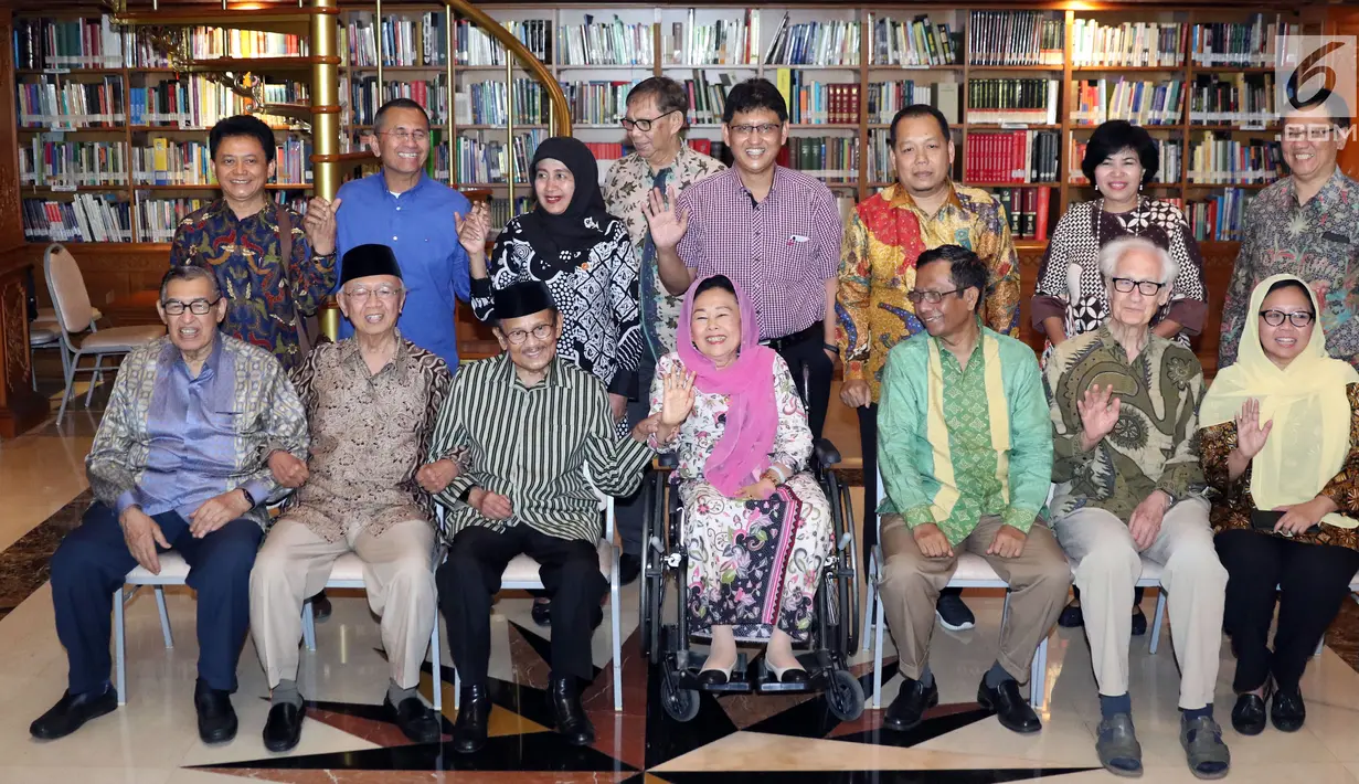 Presiden RI ke-3 BJ Habibie (ketiga kiri duduk) bersama sejumlah tokoh bangsa dan tokoh gerakan suluh kebangsaan usai mengadakan pertemuan silaturahmi di kediamannya, Jakarta, Rabu (1/5/2019). Pertemuan membahas arah masa depan bangsa Indonesia. (Liputan6.com/Helmi Fithriansyah)