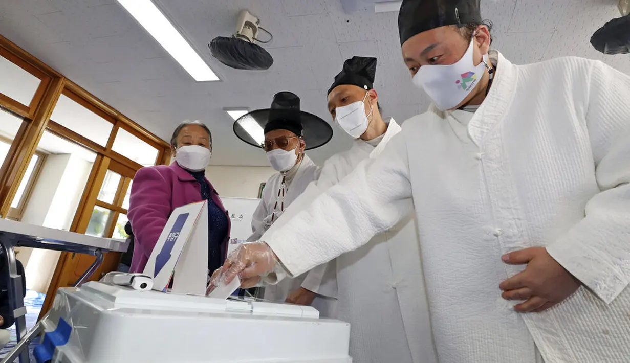 Cendekiawan konfusianisme memberikan suaranya pada pemilihan presiden di TPS lokal di Nonsan, Korea Selatan, Rabu (9/3/2022). Korea Selatan mulai pemilihan presiden dengan mempertarungkan Lee Jae-myung yang berhaluan liberal dan Yoon Suk-yeol dari kubu konservatif. (Kim Jun-beom/Yonhap via AP)