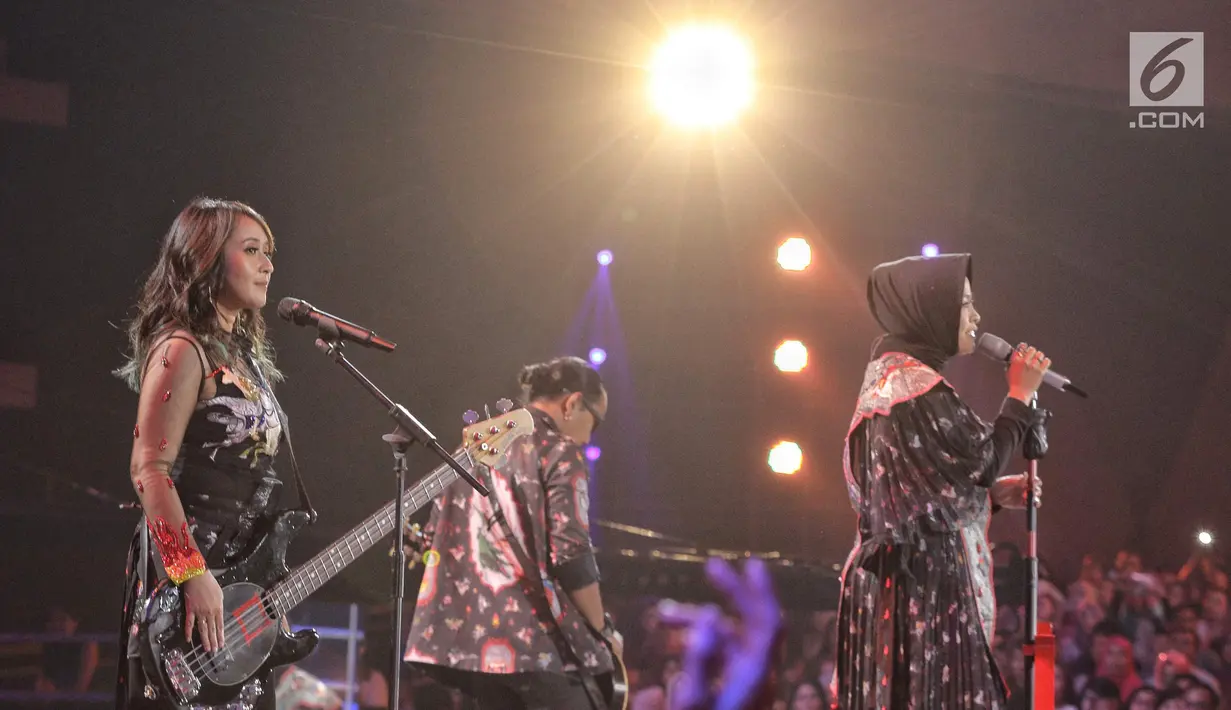 Musisi band Kotak tampil dalam malam puncak Hut SCTV ke-28 di ICE BSD, Tangerang, Jumat (24/8). Dalam penampilannya mereka membawakan sejumlah lagu diantaranya "Masih Cinta" dan "Pelan Pelan Saja". (Liputan6.com/Faizal Fanani)