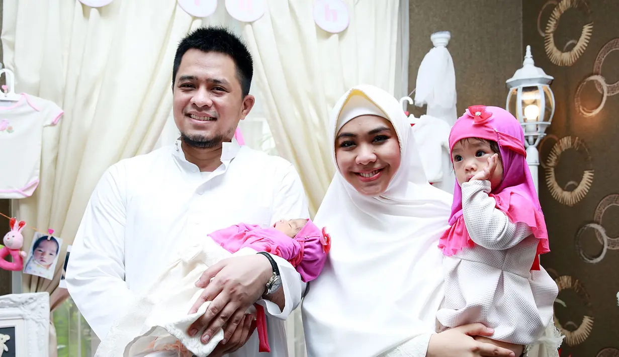 Setelah melalui proses yang disepakati, lantas keduanya bertemu di sebuah mall di kawasan Depok, Jawa Barat pada September 2013 silam. Untuk menghindari fitnah, keduanya membawa muhrim masing-masing, sesuai persyaratan dari Oki. (Deki Prayoga/Bintang.com)