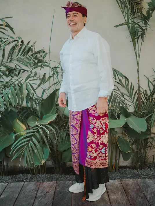 Sedangkan sang suami melengkapi penampilannya dengan ikat kepala atau biasa disebut udeng.Penampilannya suami bule Farah Quinn mencuri perhatian netizen. [Instagram/farahquinnofficial