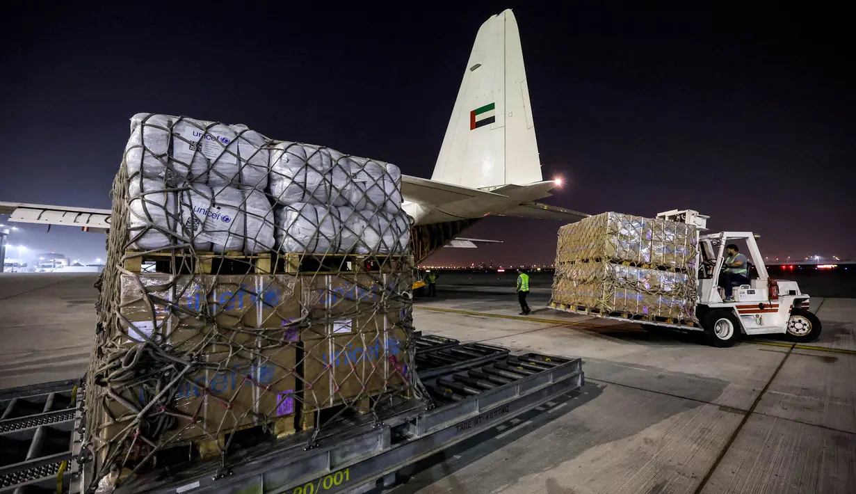 Bantuan kemanusiaan yang disediakan oleh Perserikatan Bangsa-Bangsa dimuat ke dalam pesawat angkut militer C-130H-30 Hercules turboprop milik Angkatan Udara Uni Emirat Arab di Bandara Internasional Dubai sebelum keberangkatan ke Kairo pada tanggal 19 Oktober 2023. (Giuseppe CACACE/AFP)