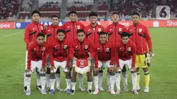Pemain Timnas Indonesia U-23 sesaat sebelum melawan Filipina pada lanjutan Grup A Piala AFF U-23 2025 di Stadion Utama Gelora Bung Karno (SUGBK), Jakarta, Jumat (18/7/2025). (Liputan6.com/Helmi Fithriansyah)