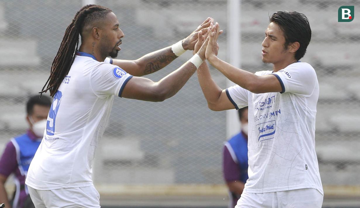 Pemain Arema FC, Carlos Fortes (kiri) melakukan selebrasi bersama Hanif Sjahbandi usai mencetak gol ke gawang Persipura Jayapura dalam laga pekan ke-5 BRI Liga 1 2021/2022 di Stadion Madya, Jakarta, Rabu, (29/9/2021). Arema FC menang 1-0. (Bola.com/ M Iqbal Ichsan)