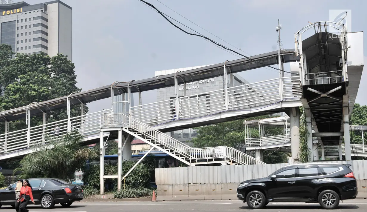 Penampakan JPO Polda Metro Jaya, Jakarta, Selasa (8/5). Sebanyak 12 JPO di Jalan Jenderal Sudirman-MH Thamrin segera direvitalisasi untuk memperindah Jakarta selaku tuan rumah Asian Games 2018. (Merdeka.com/Iqbal Nugroho)