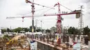 Suasana proyek pembangunan Pasar Senen Jaya Blok I dan II di kawasan Pasar Senen, Jakarta, Senin (21/12/2020). Pasar Senen Jaya Blok I dan II akan menampung kembali para pedagang yang mengalami kebakaran pada 2017. (Liputan6.com/Faizal Fanani)
