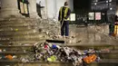 Petugas kebersihan berjibaku untuk membersihkan kembali sampah-sampah yang berserakan tersebut agar kota dapat kembali terlihat indah. (Foto:AP/Matt Dunham)